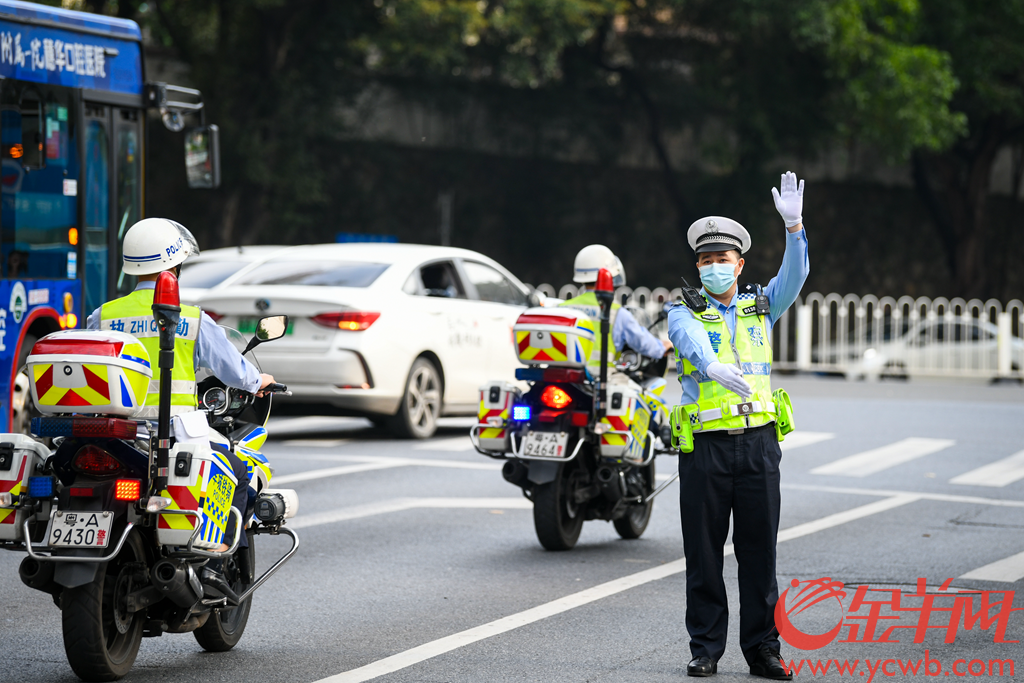 开学首日,3100名广州交警护航师生返校交通安全