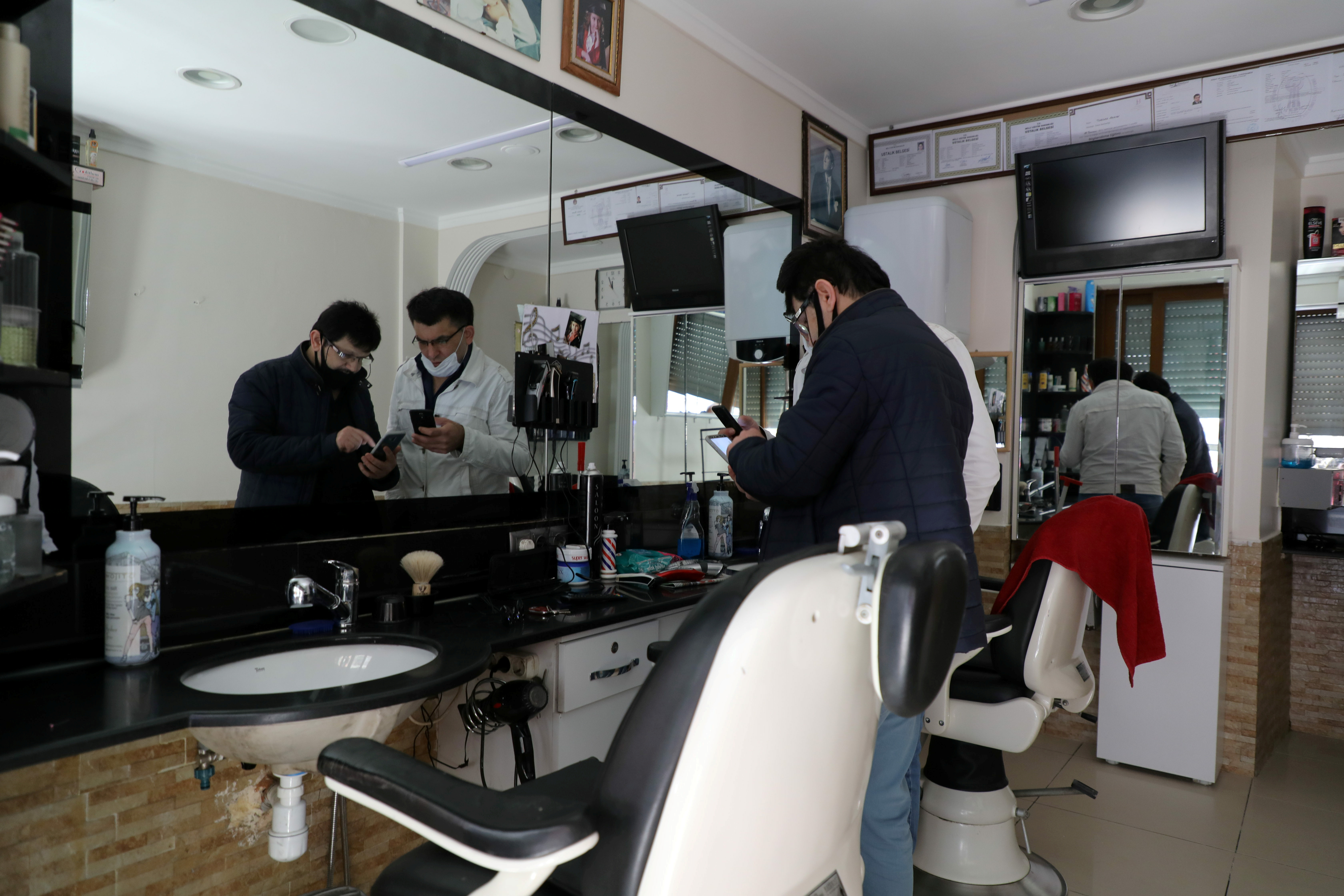 土耳其理发店准备重新开业