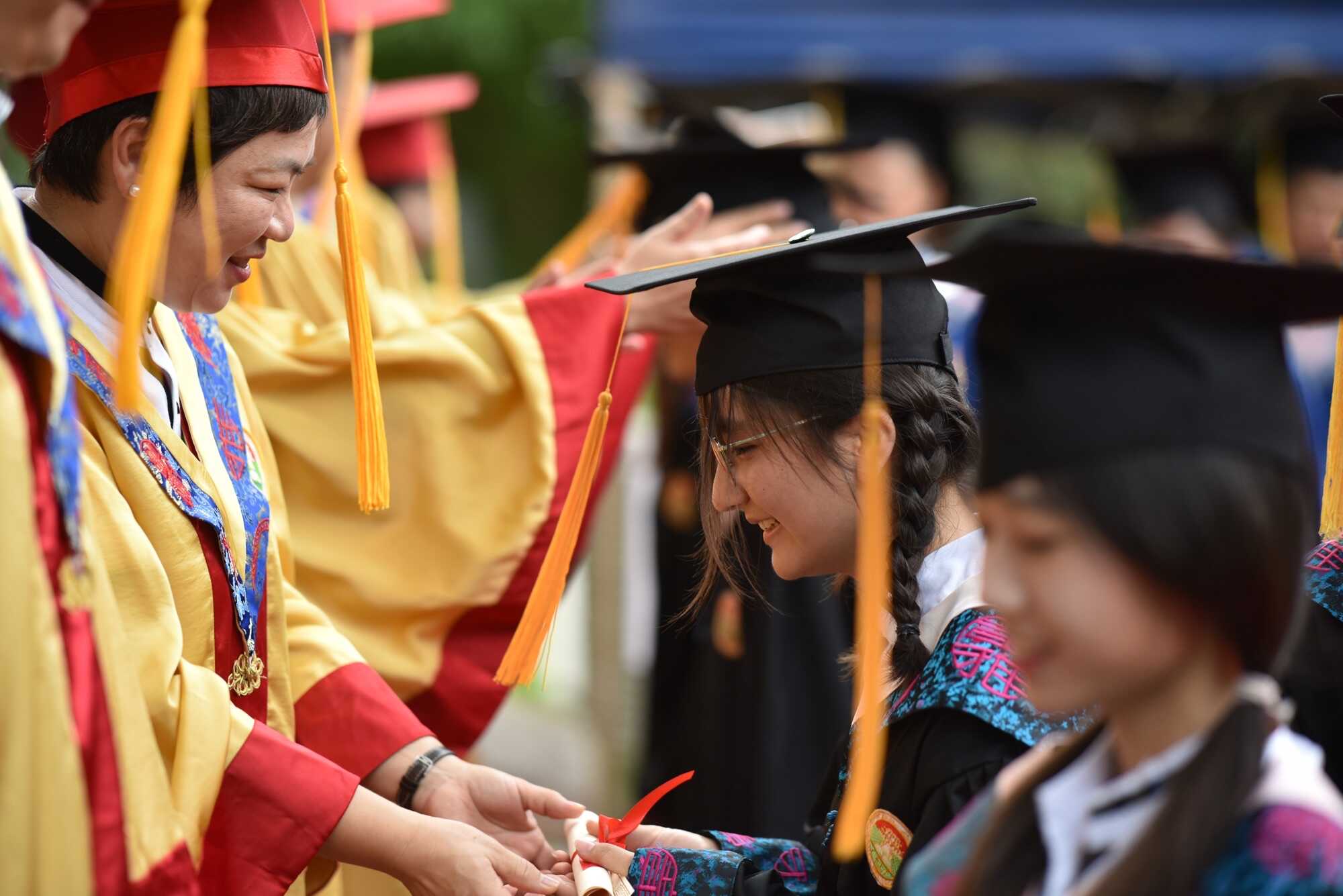 在冠冕楼前被校长逐一戴四方帽,正衣冠,握手,颁发毕业证