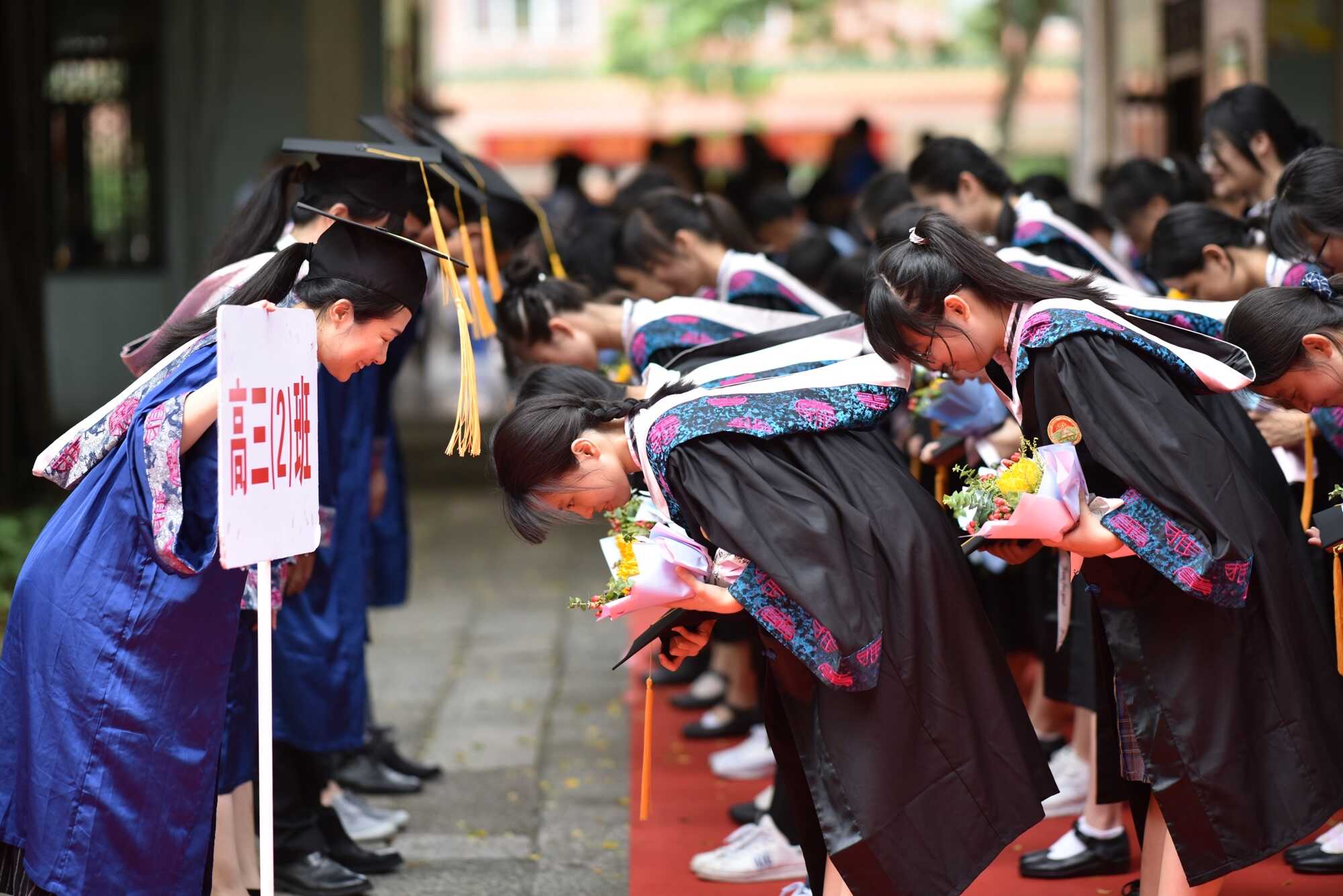 2020年7月9日,广东广雅中学高三学子身穿礼服,走过188.