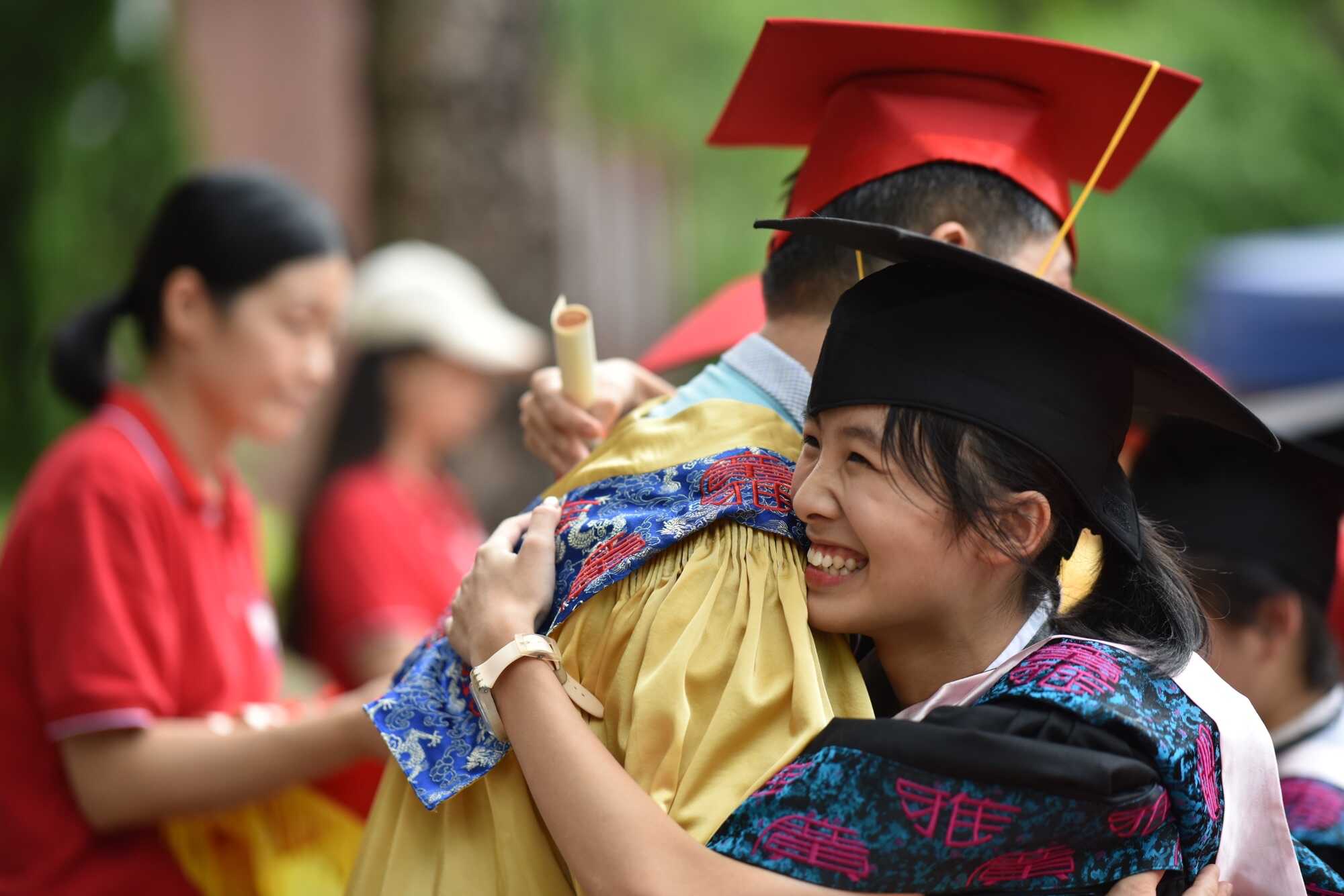 在冠冕楼前被校长逐一戴四方帽,正衣冠,握手,颁发毕业证