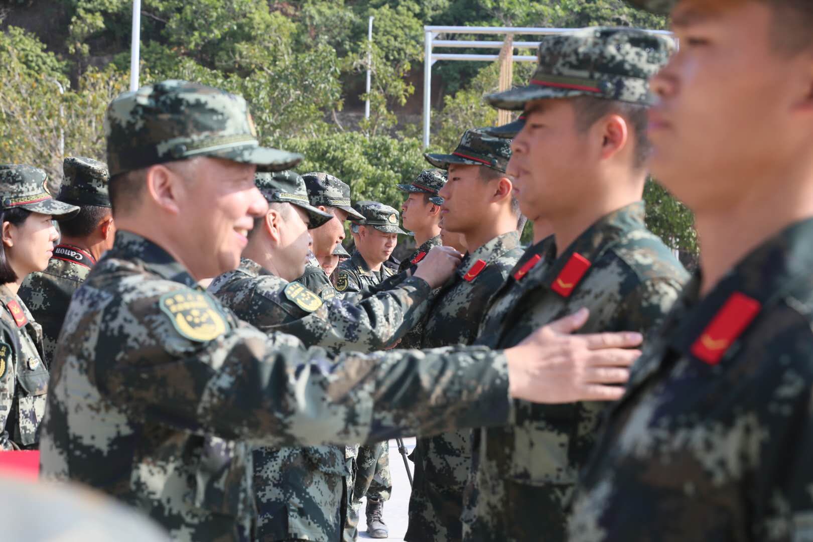 列兵同志请入列武警第二机动总队某支队举行新兵授衔仪式