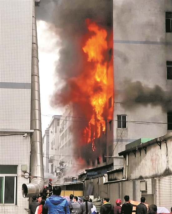 火灾现场浓烟滚滚,大火蔓延到了事发针织厂的三楼羊城晚报全媒体记者