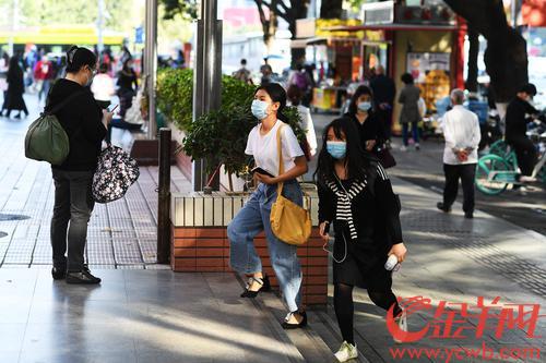 2021年2月2日，广州市阳光明媚，气温回升，许多市民穿着短袖短裤出行。来不及防的市民只能把长裳挽在手上。羊城晚报记者 林桂炎 摄
