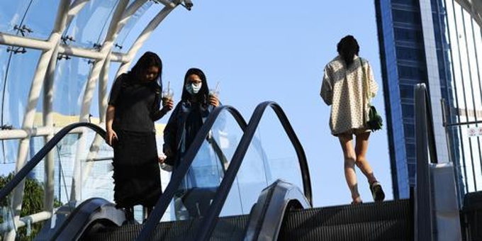  【街拍】广州气温回升 市民短装出行