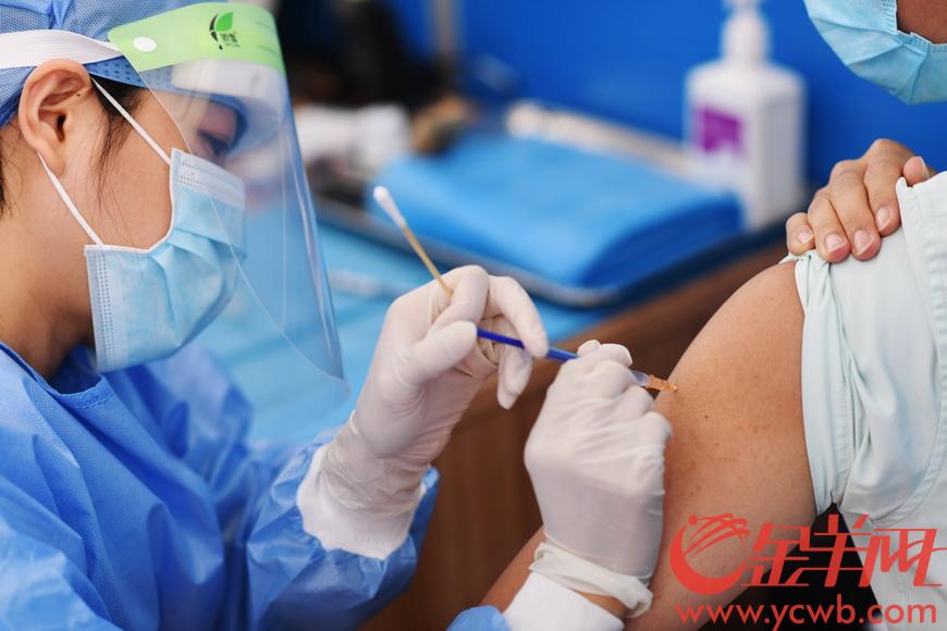 新冠疫苗注射手法图片