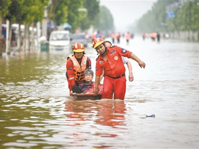 河南新乡部分村庄被洪水围困 连夜抢搭"生命之舟"转移千余名被困群众 - Vimarsana News