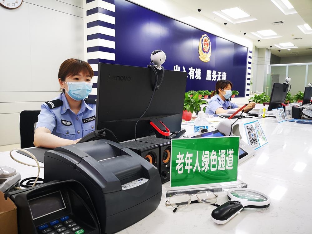 梅州市公安局出入境办证大厅开设老年人服务绿色通道.摄影:谢瑜琳