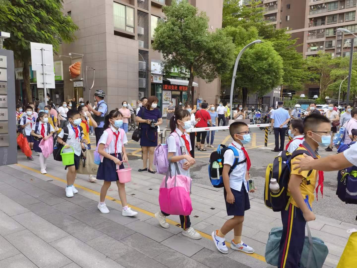 铁军小学门前有序排队进入学校的学生