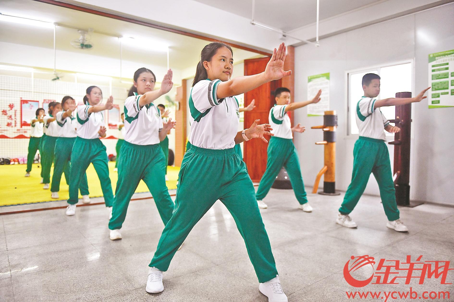 9月6日,广州绿翠现代实验学校的学生们在课后学习龙形拳