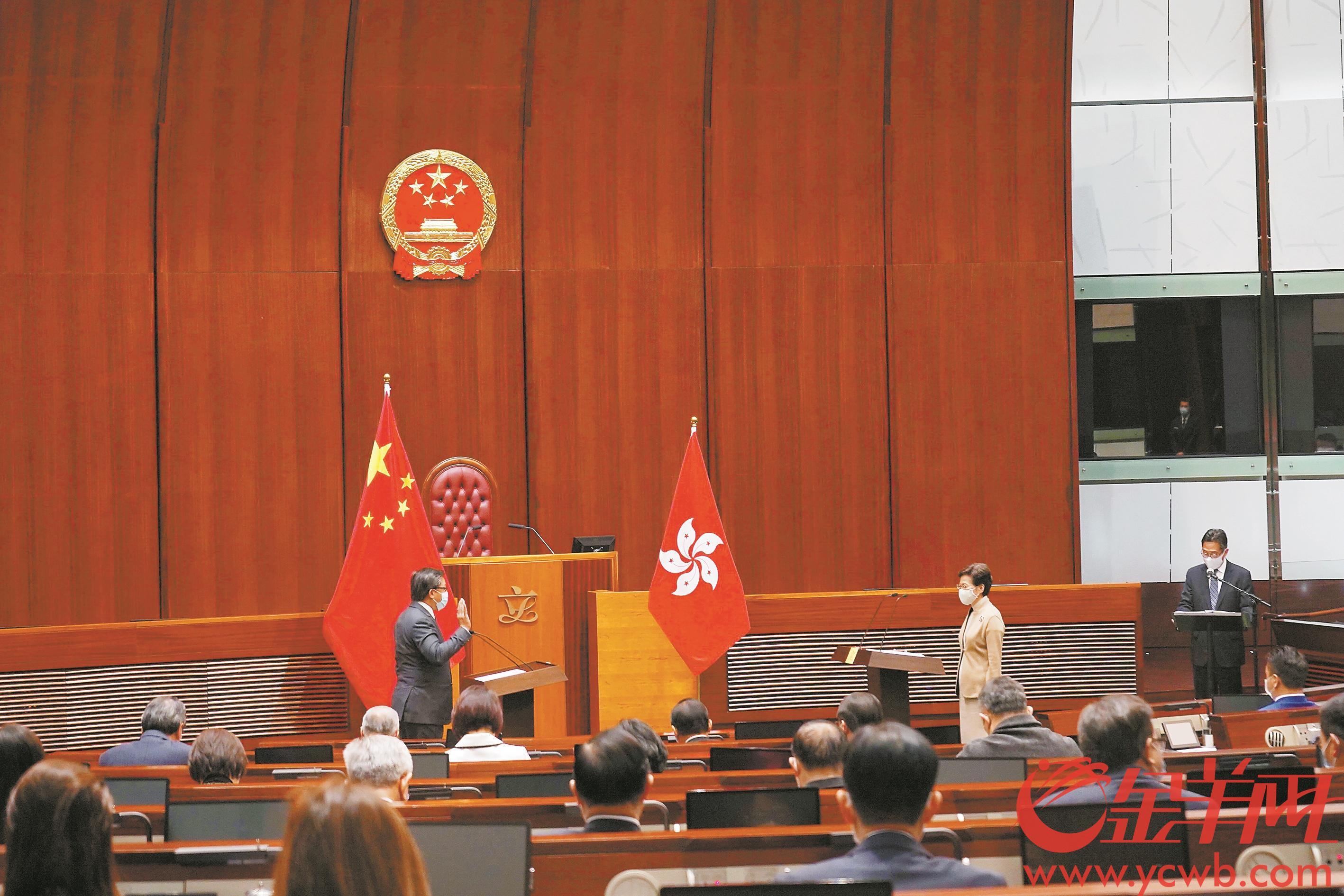 香港特区第七届立法会议员首次在国徽下宣誓