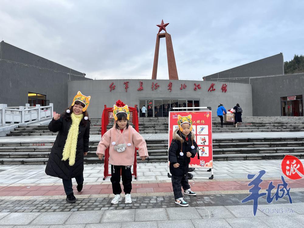 图片3：红军长征粤北纪念馆外，游客带上自制虎头帽.jpg