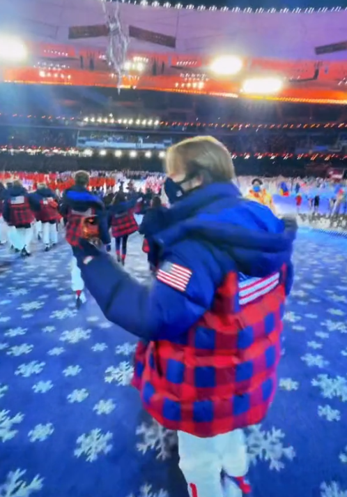 美国花滑选手晒闭幕式入场视频怀念北京冬奥会：一生的回忆  第2张