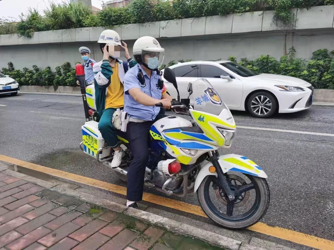 早上8时08分许,广东第二师范学院附属中学两名考生,在考点大同中学