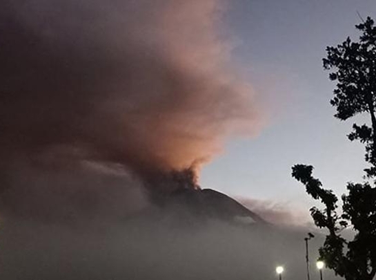  菲律宾布卢桑火山再次喷发 持续18分钟