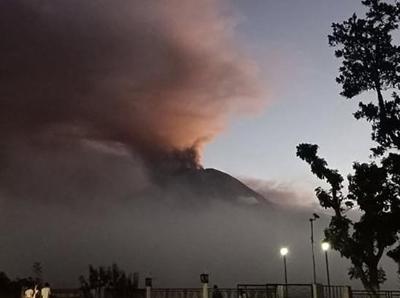  菲律宾布卢桑火山再次喷发 持续18分钟