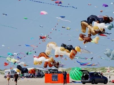  丹麦举行国际风筝节 各式风筝“破次元”齐亮相
