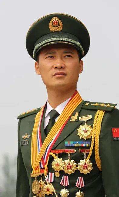 二十余载表达对中国军人的崇高敬意携带五星红旗实施伞降颁奖仪式上