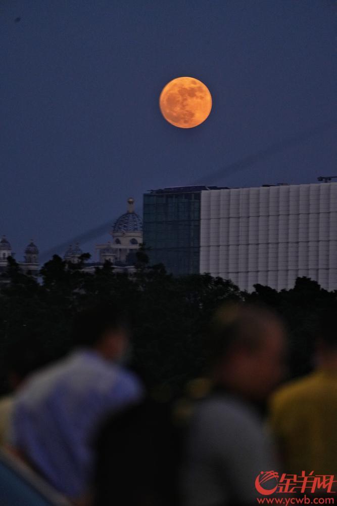 7月13日晚，广州夜空升起超级月亮。羊城晚报全媒体记者 周巍 宋金峪 梁喻 摄