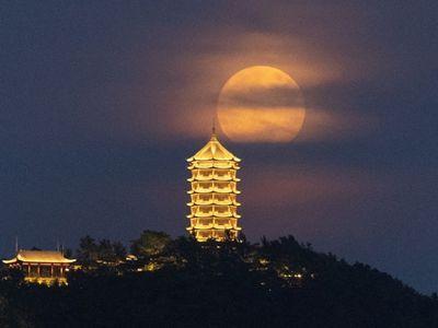  拍了拍年度最大“超级月亮” 这波中国风氛围已拉满