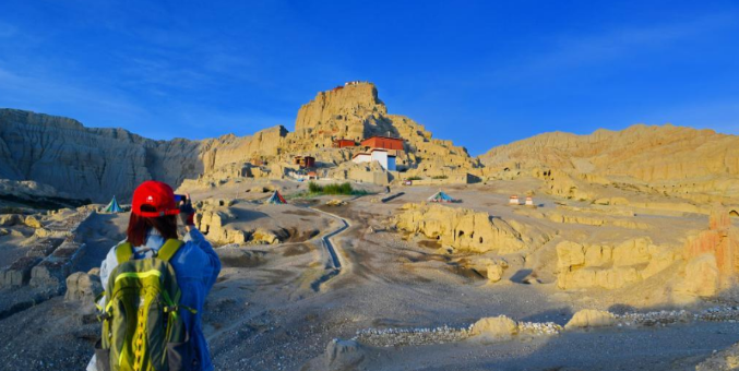  西藏札达：地质人文景观引游客