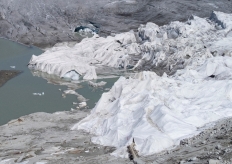  怕冰川“瘦得快” 阿尔卑斯山罗讷冰川盖上毯子