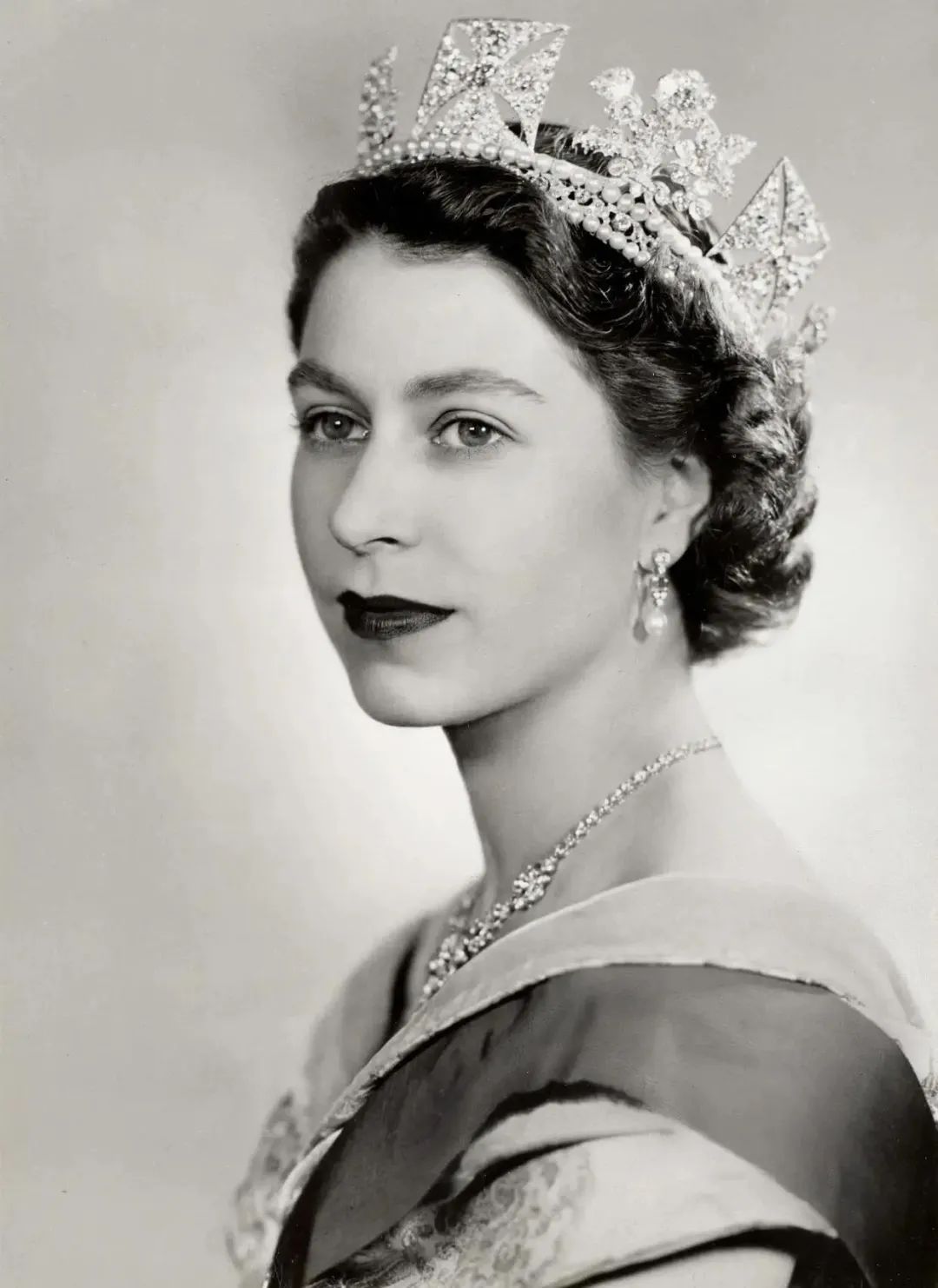 英国女王伊丽莎白身高图片