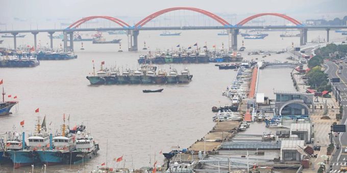  台风“梅花”来袭 渔船纷纷回港避险
