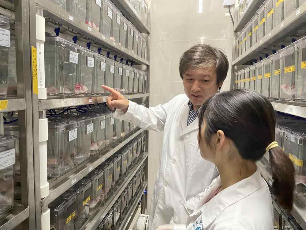 4 费继锋教授位于广东的实验室.jpg