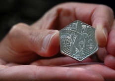  2024巴黎奥运会六边形纪念银币公布 面值10欧元