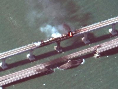  俯瞰克里米亚爆炸起火大桥 桥面受损严重