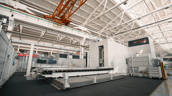 的厂房里对飞机框架结构进行零件加工主要生产基地是飞机大型钛合金