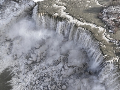  尼亚加拉大瀑布部分冻结蔚为壮观