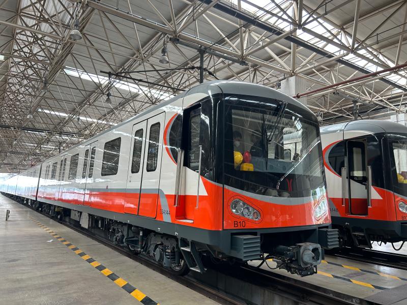 广州地铁三号线东延段首列新车上线载客运营