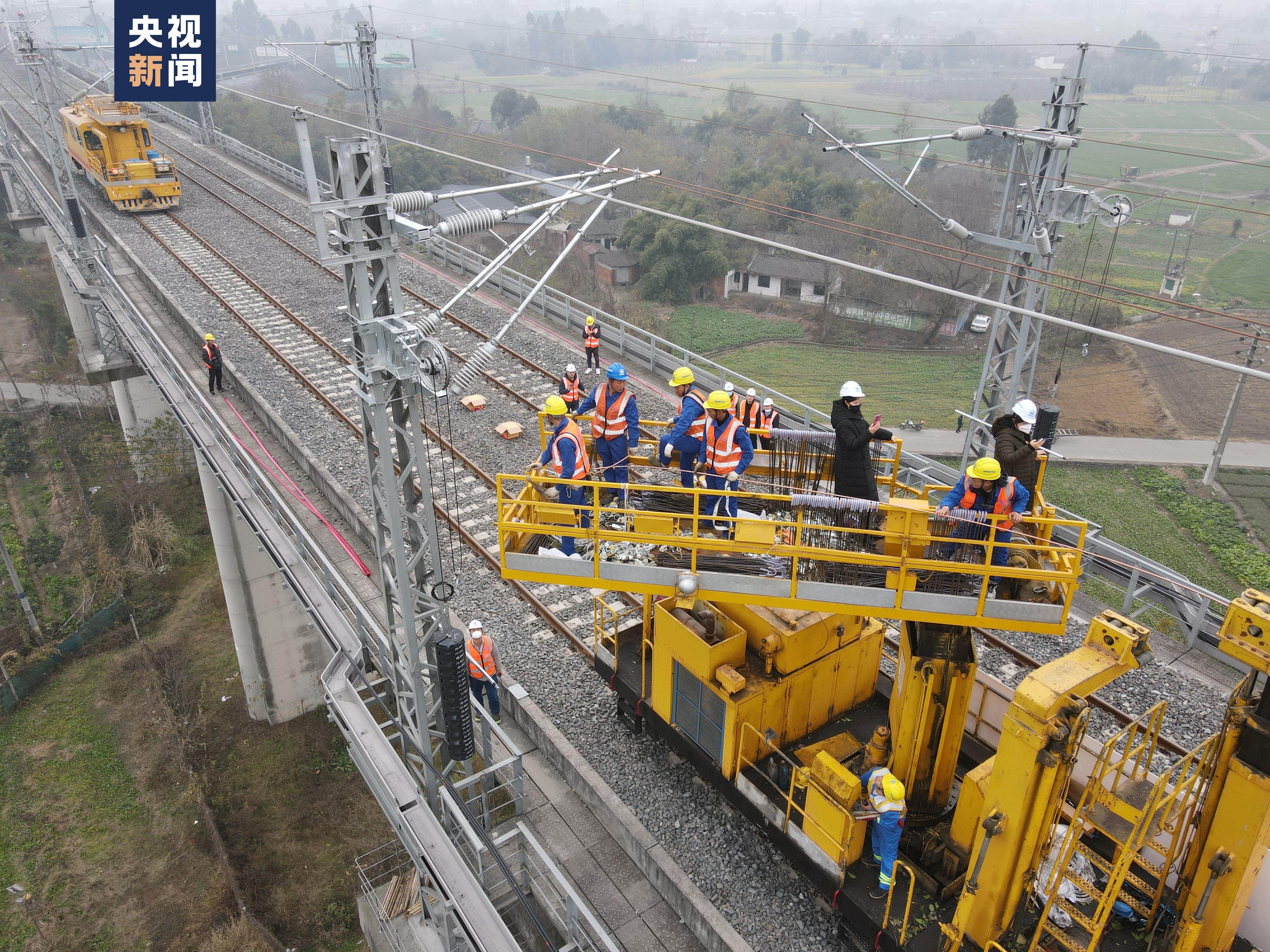 成蘭鐵路成川段全線接觸線開架工程進入攻堅階段