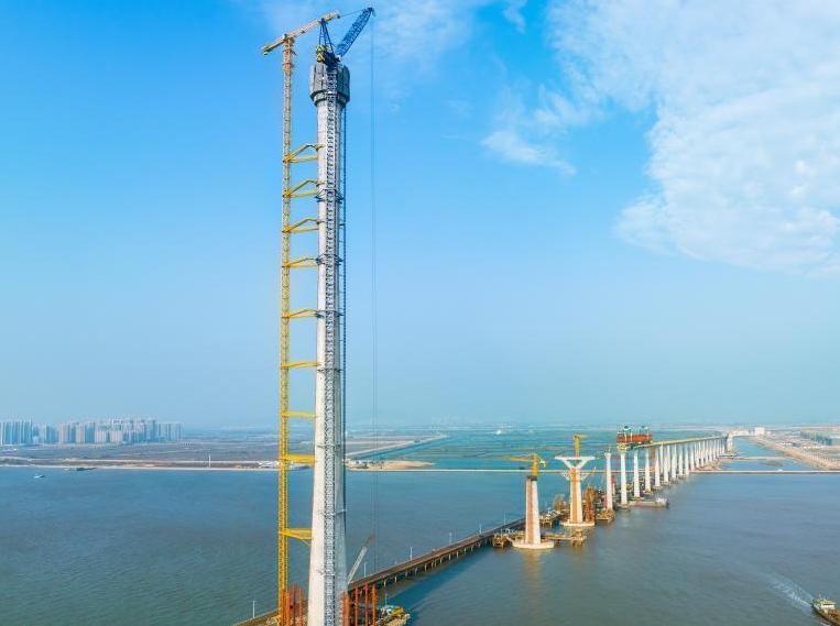  大湾区工程黄茅海跨海通道项目首个主塔封顶