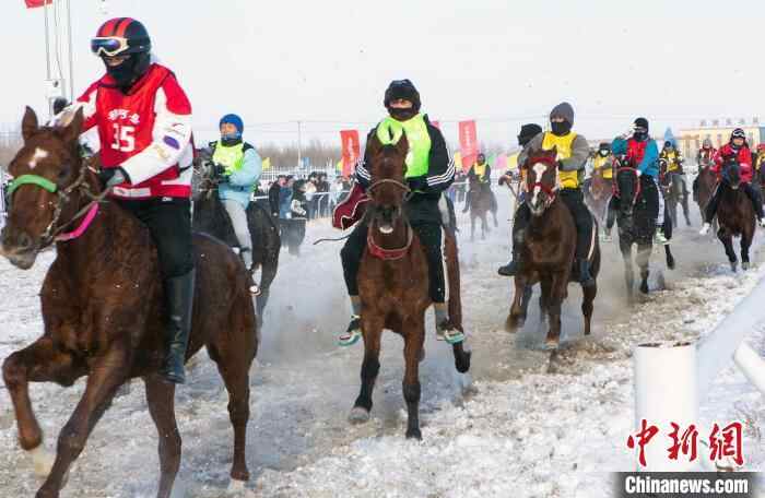 图为雪地赛马，骑手们驾驭的赛马如离弦之箭。　安晓龙 摄