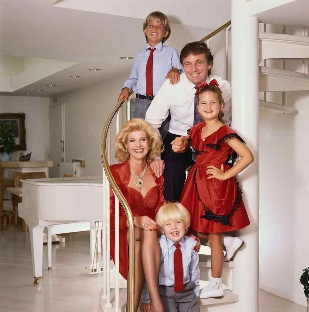 1986 年，特朗普一家合影留念。