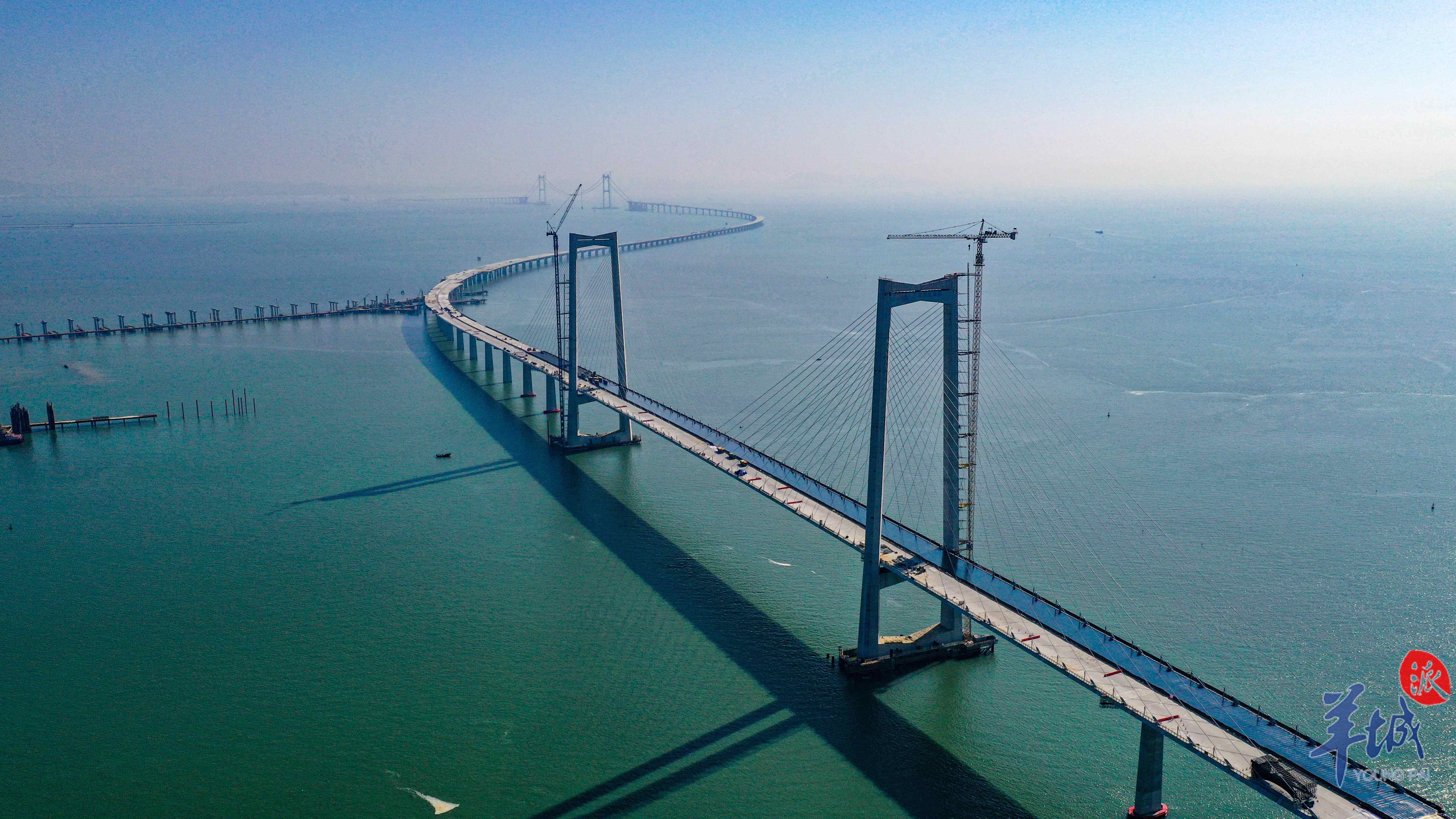 再刷世界记录!深中通道开始钢桥面铺装,单日铺装"53个篮球场"