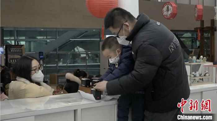 市民在成都博物馆拓印福字。　杨予頔 摄