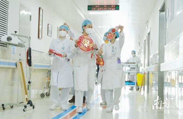 江门市中心医院医护人员准备张贴红字，为医院增添年味儿。作者：廖欣