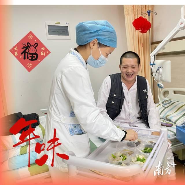 除夕，深圳龙岗区骨科医院为住院患者送上饺子，令患者喜笑颜开。作者：张嘉欣