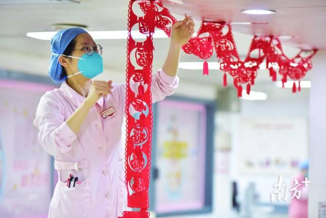春节在即，中山大学附属第一医院护士在认真装点科室。作者：邓炳锋