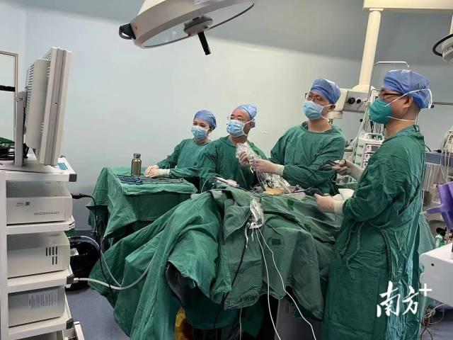 除夕夜，佛山市第二人民医院胃肠外科团队为一名直肠癌出现梗阻的患者行急手术。作者：林舒婷