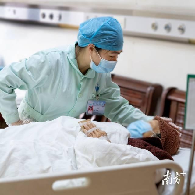 阳江市中医医院护士暖心呵护住院患者。作者：林博记