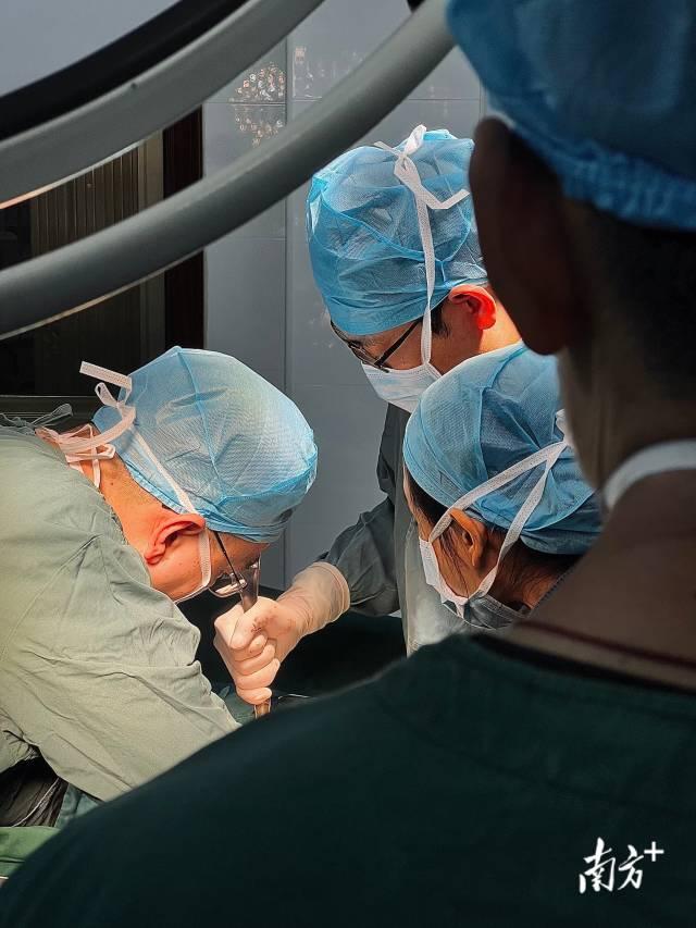 除夕，在揭东区第二人民医院手术室，一位患者正在接受回肠穿孔修补+阑尾切除术，麻醉医生望着手术台，时刻监护患者体征。作者：揭阳回甘