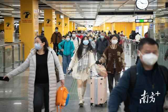地铁广州南站人流涌动。