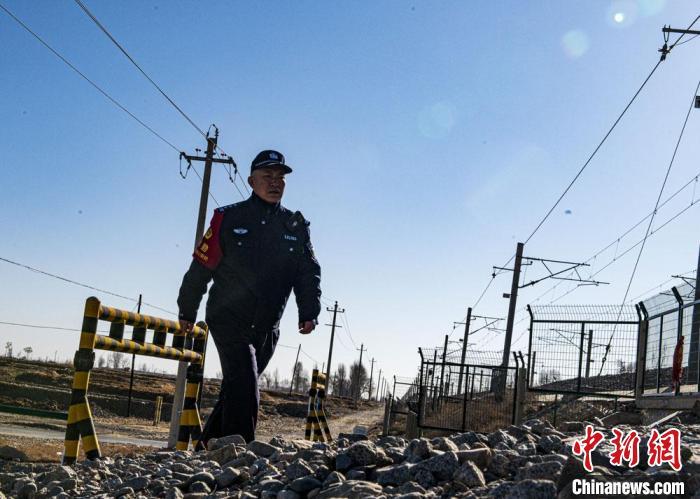 甘肃铁警用“铁脚板”丈量铁路线安全