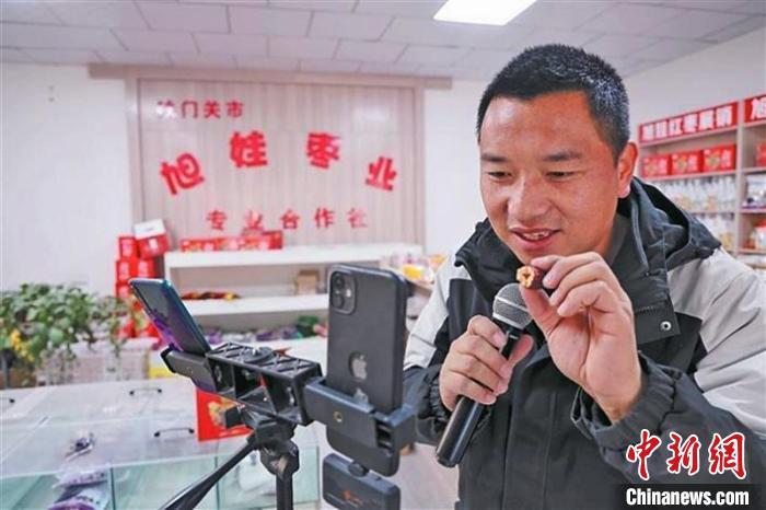 第二师三十六团职工薛旭阳在网上销售自家种植的红枣等产品。　李嘉成 摄