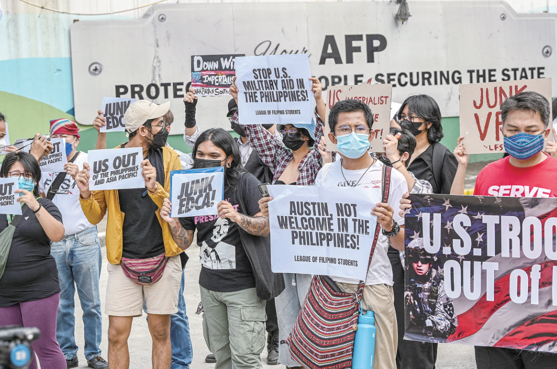 2日，菲律宾首都大马尼拉地区奎松市，当地民众举着“美国军队滚出菲律宾”等标语牌，抗议美军进驻菲律宾，并要求废除美菲之间的《加强防务合作协议》。